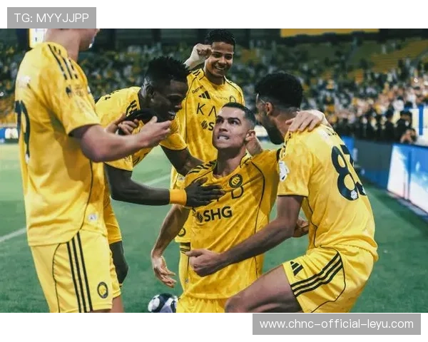 C罗亲吻国旗庆祝晋级决赛，c罗情侣